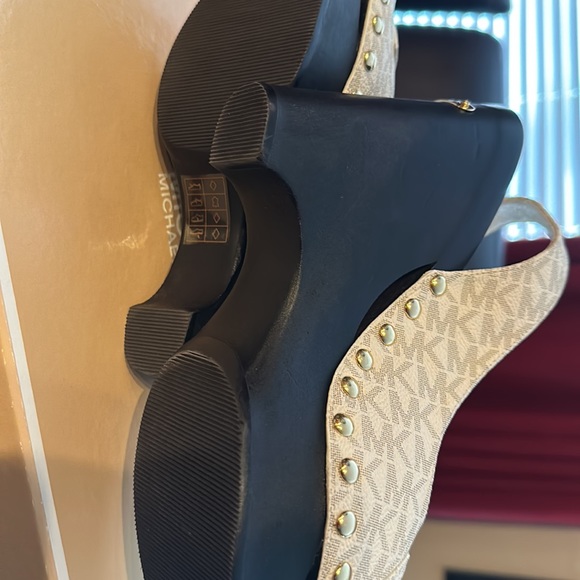 MICHAEL Kors Charm Sling Platform-color is vanilla ****NEW IN BOX*** not NWT - Picture 2 of 3